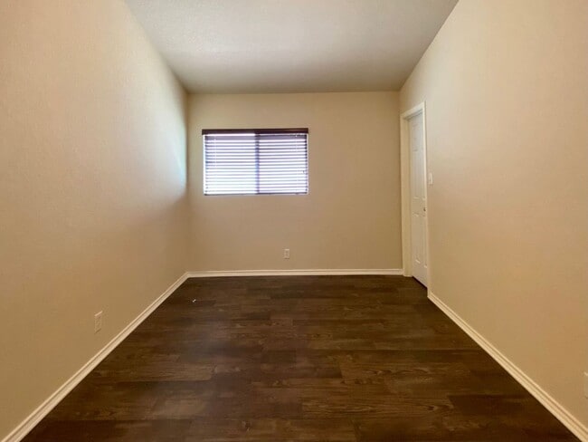 Building Photo - Gorgeous 4 bed/2.5 bath home in a great lo...