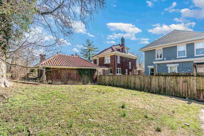 Building Photo - 2218 Scott St