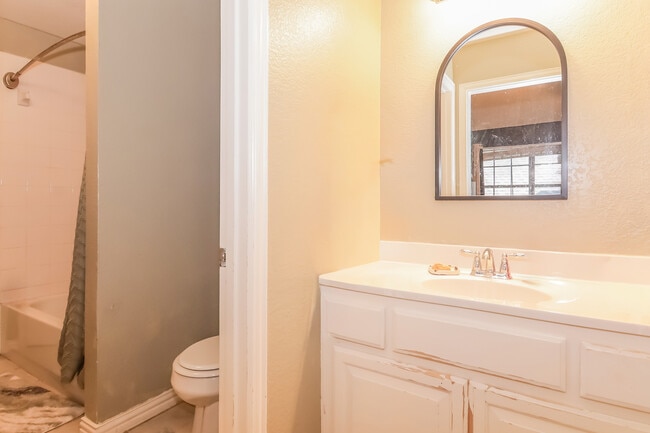 Building Photo - 4226 Meadowview Ln