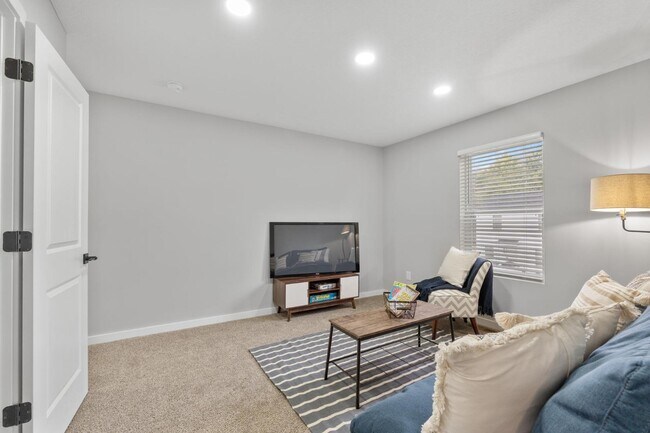 Building Photo - 382 N Franklin St