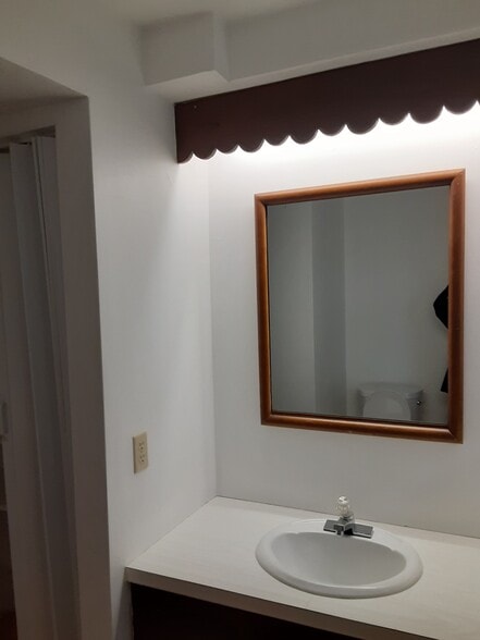 Half bathroom - 8258 Larkspur Dr