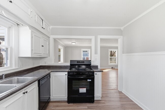 Building Photo - 1440 E Locust St