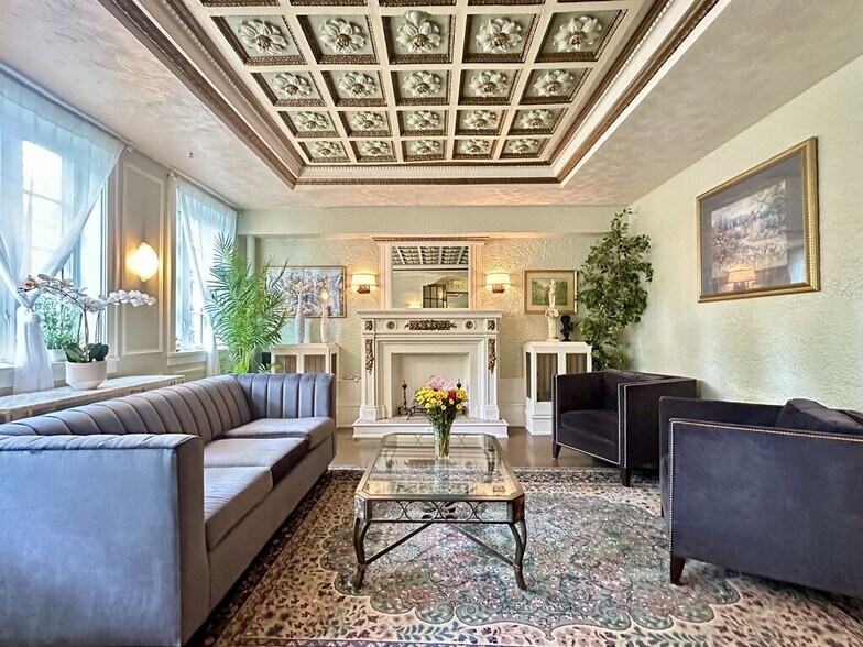 Building Photo - 4527 N Ashland Ave