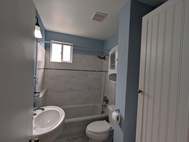 Building Photo - 533 Oak Ave