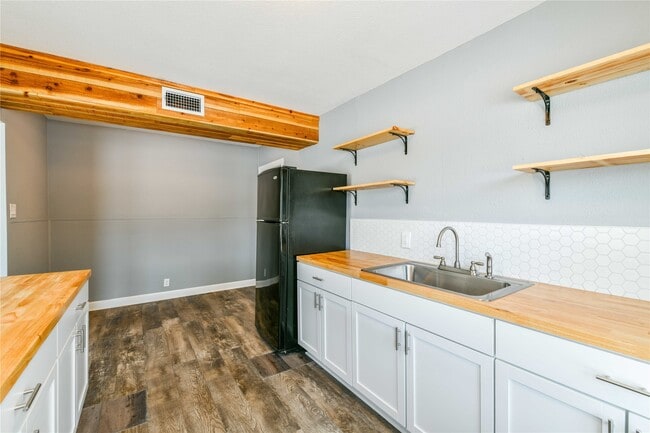 Building Photo - 4615 Schroeder St