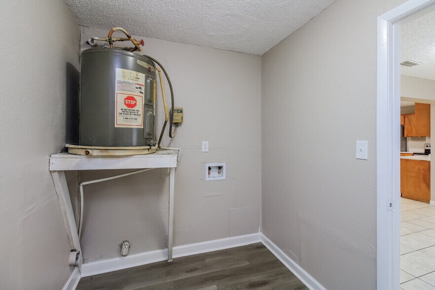 Building Photo - 2514 Arlex Dr E