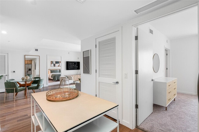 Building Photo - 200 NE 1st Ave