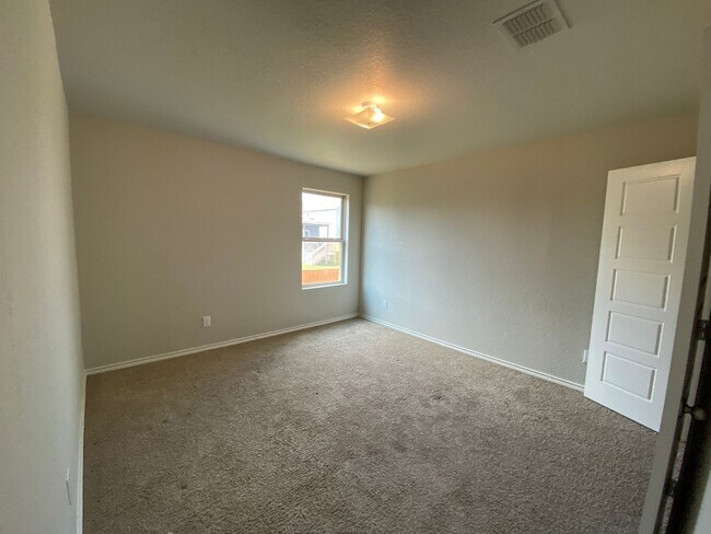 Building Photo - Spacious 4 Bedroom ~ Convenient to JBSA Ra...