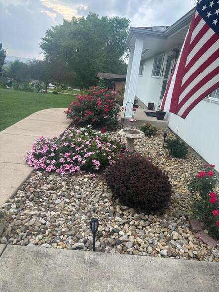 Primary Photo - 201 Fenestra Ln