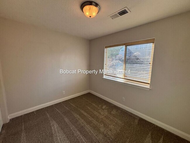 Building Photo - 1320 Thompson St