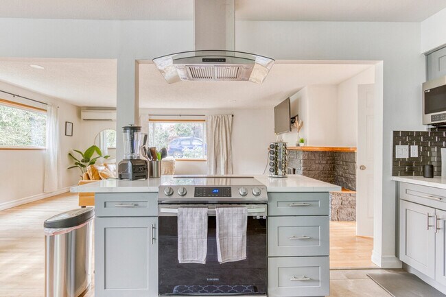 Building Photo - 3201 SW Sherwood Pl