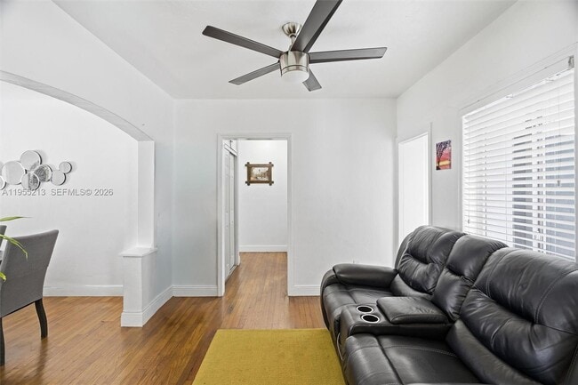 Building Photo - 104 SW 40th Ave