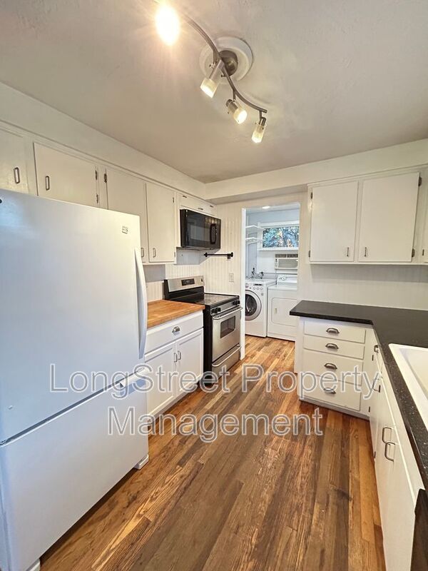 Building Photo - 2872 SE Linda St