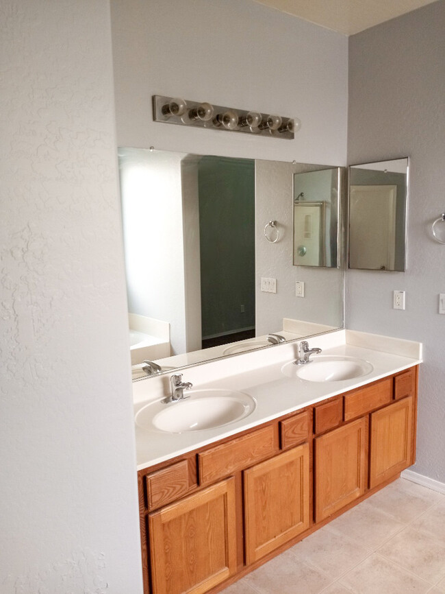 Building Photo - 4Bed/2.5Bath House in Maricopa! JOIN THE W...