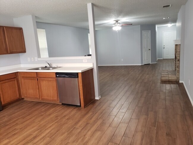 Building Photo - Beautiful Home For Rent