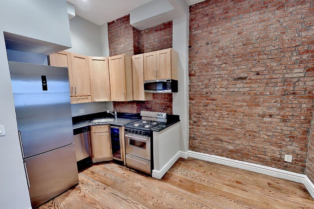 Building Photo - 138 E 16th St