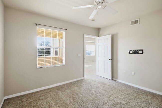 Building Photo - Spacious 2/2 unit available now for annual lease