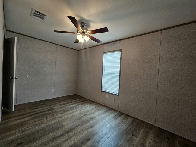 Building Photo - 518 Suwanee Dr