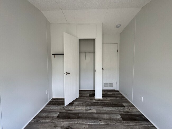 Building Photo - 16206 Wood Dr
