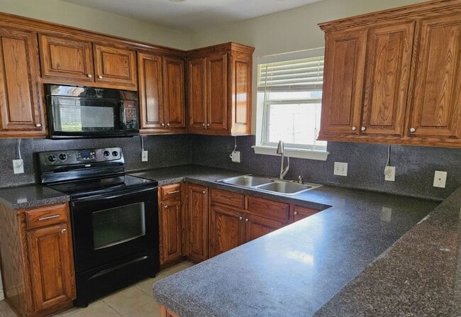 Building Photo - Gorgeous 3 Bedroom, 2 Bath Home in Flint!