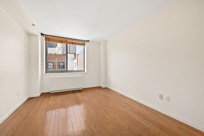 Building Photo - 520 W 23rd St
