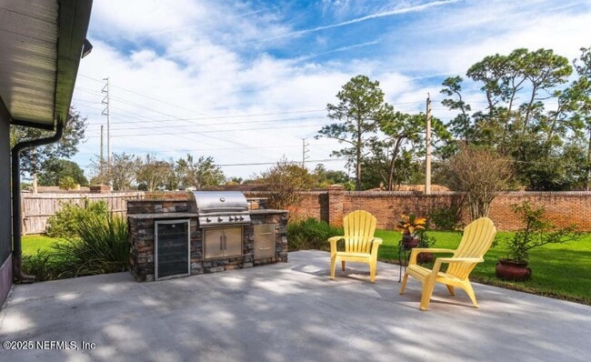 Building Photo - 14218 Hampton Falls Dr N