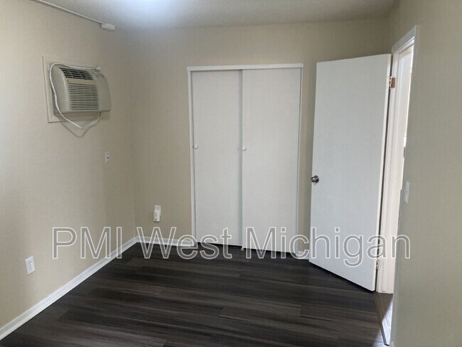 Building Photo - 6063 In the Pines Dr SE