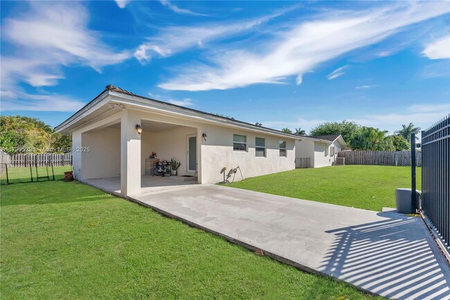 Building Photo - 11522 SW 100th Ave