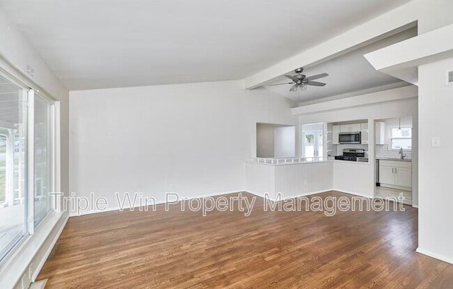 Building Photo - 803 Holiday Ave