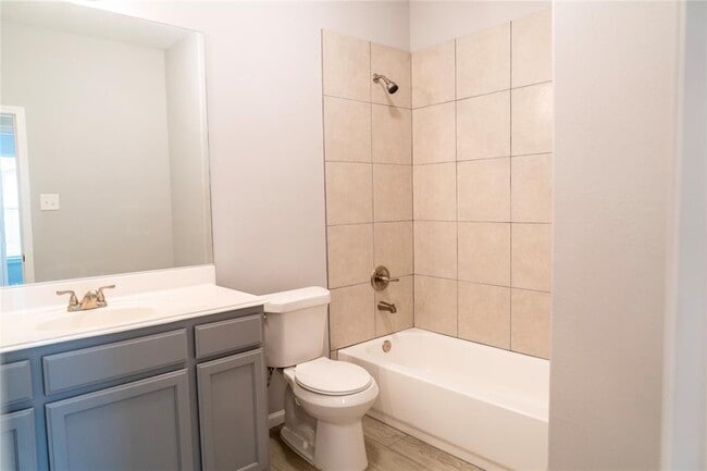 Building Photo - 3915 Brookmeade Dr
