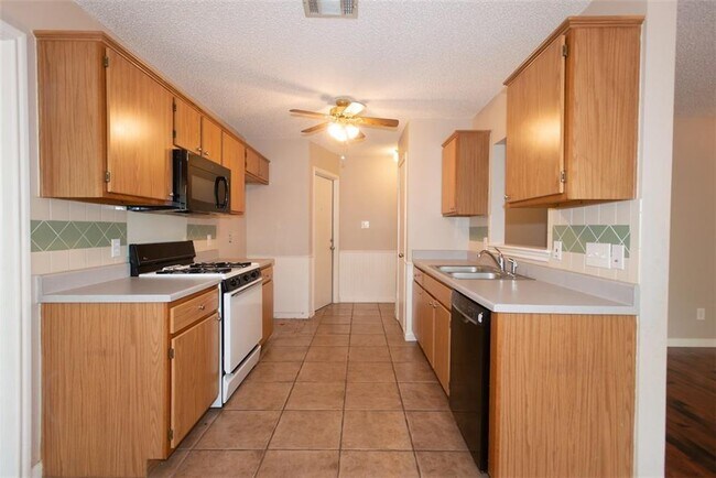 Building Photo - 1812 Hollow Tree Blvd
