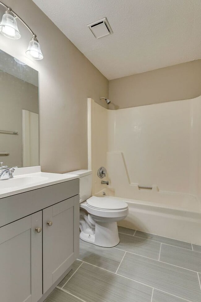 Building Photo - Beautiful Renovated Duplex in Madison