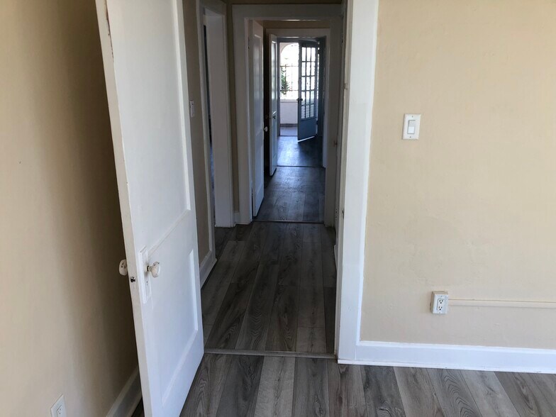 Building Photo - 418 Goodall Ave