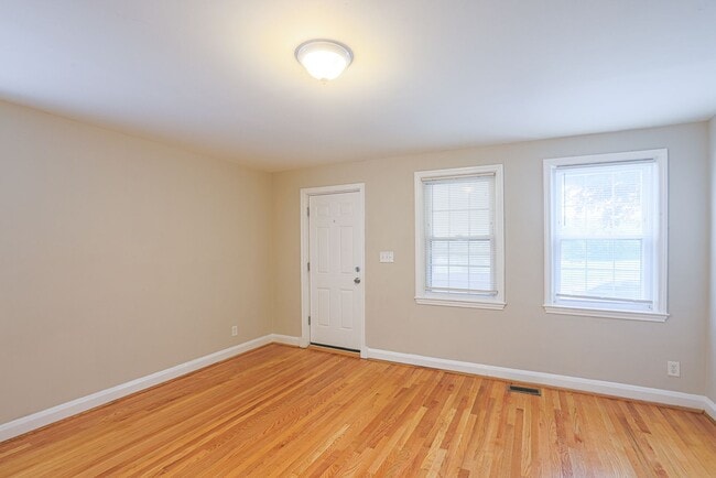 Building Photo - 1154 Elm Rd