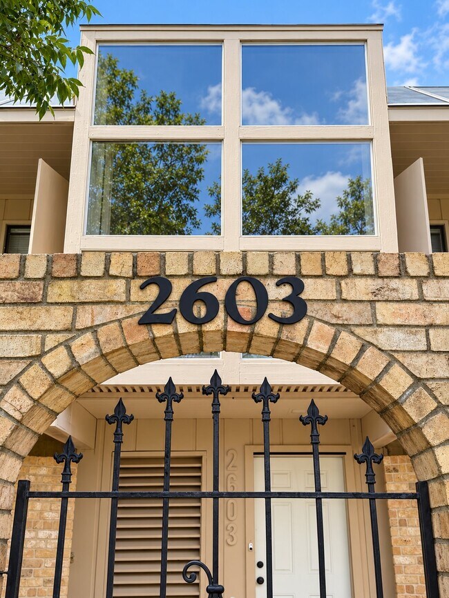Building Photo - 2305 Lazy Lake Dr