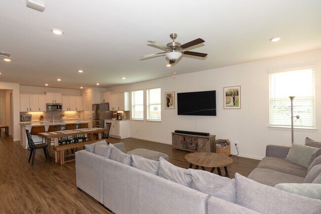 Building Photo - 501 Sixpence Ln
