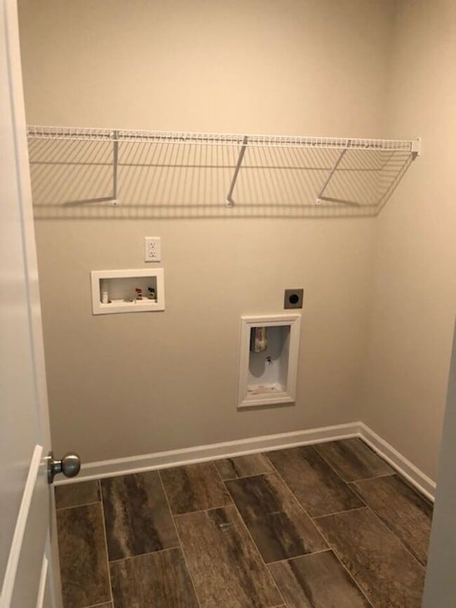 Building Photo - Beautiful 3BR 2.5BA TownHouse w/ In-Unit Laundry • Garage Parking • Stainless Kitchen in Charlotte