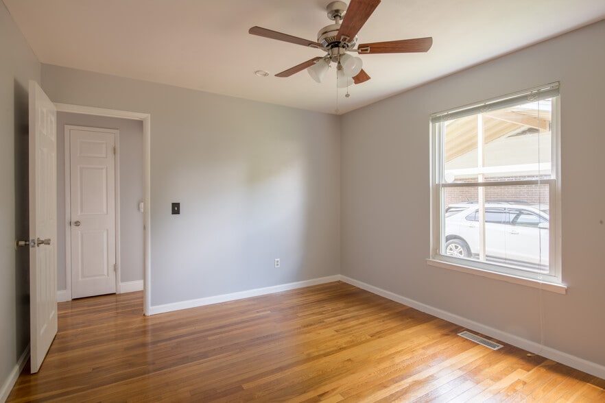 Building Photo - 1449 Coachway Ln