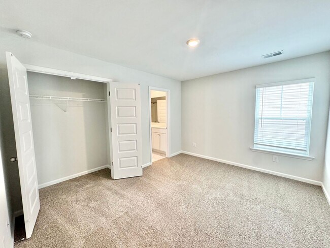 Building Photo - 5 Bedroom, 3.5 Bath Home!