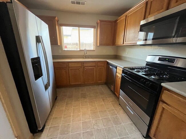 Building Photo - Charming home for rent in Visalia