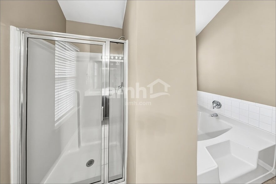 Building Photo - 4975 Hopewell Manor Dr