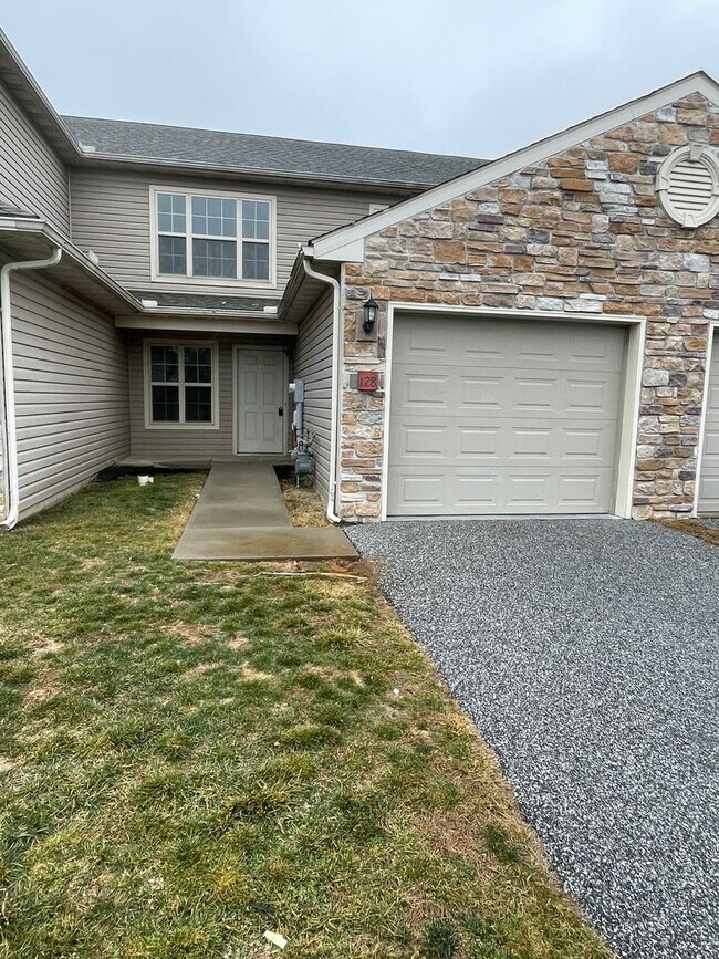 Building Photo - Updated 3 Bed 3 Bath Townhouse in Marietta!