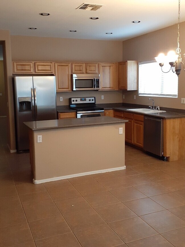 Building Photo - Nice 3 bed 2 bth and den home