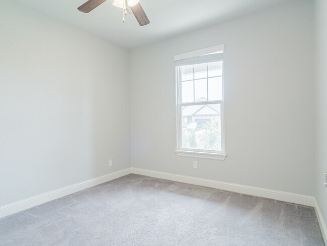 Building Photo - 940 W Ashmore Landing Loop