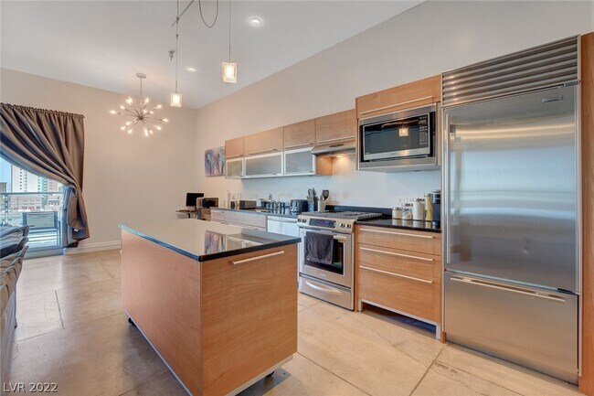 Building Photo - 200 Hoover Ave