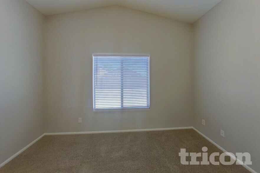 Building Photo - 39964 W Sanders Way