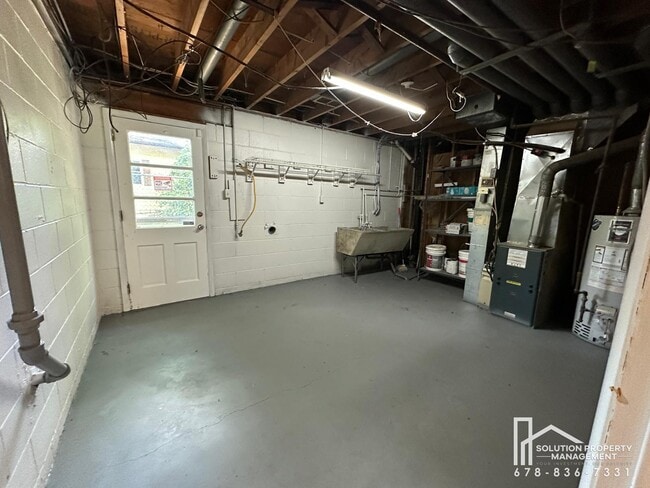 Building Photo - 1323 Hilton Dr