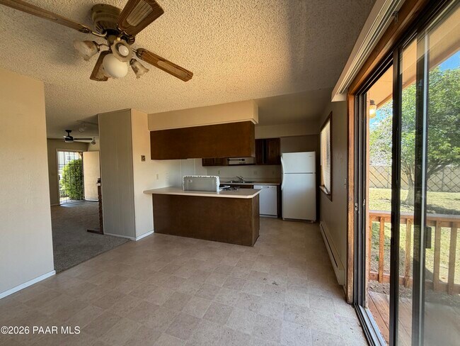 Building Photo - 366 W Tamarack Ln