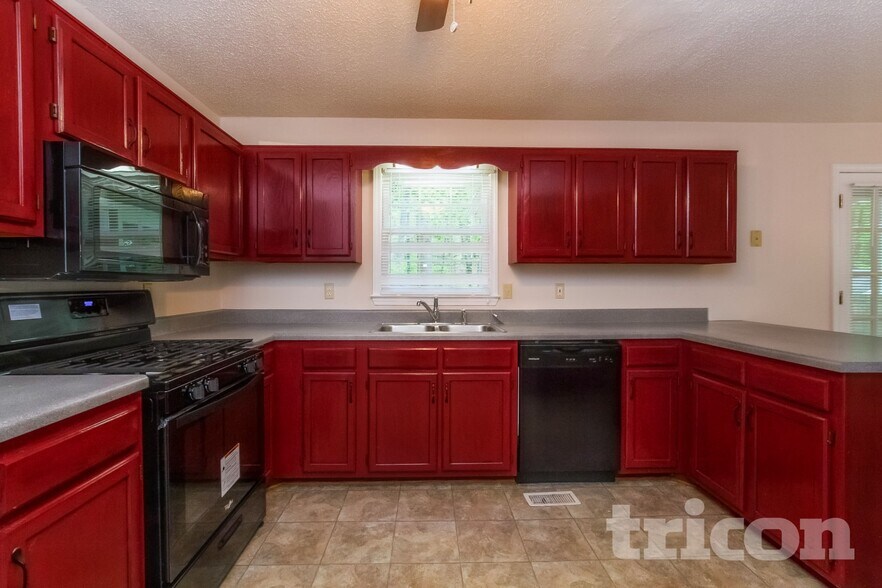 Building Photo - 321 Stratford Dr