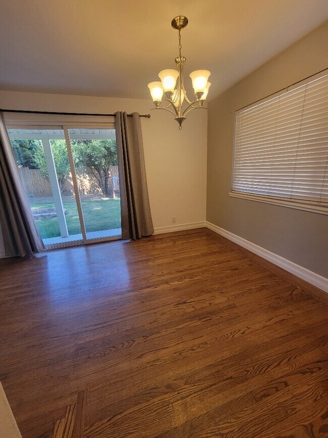 Building Photo - "Charming 3-Bed, 1.5-Bath home